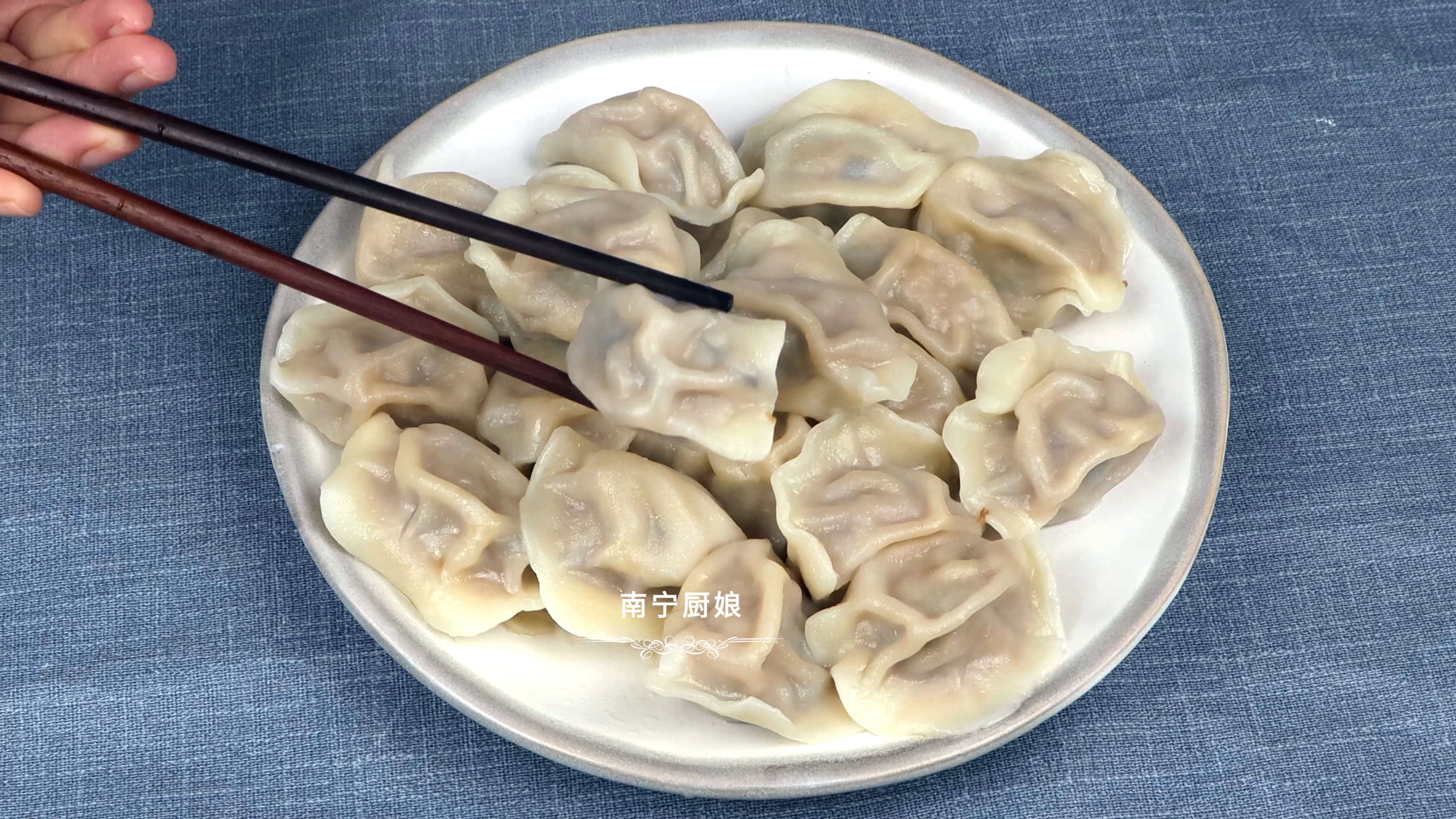 煮冻饺子时，冷水还是开水下锅好？教你正确煮法，饺子完整不破皮