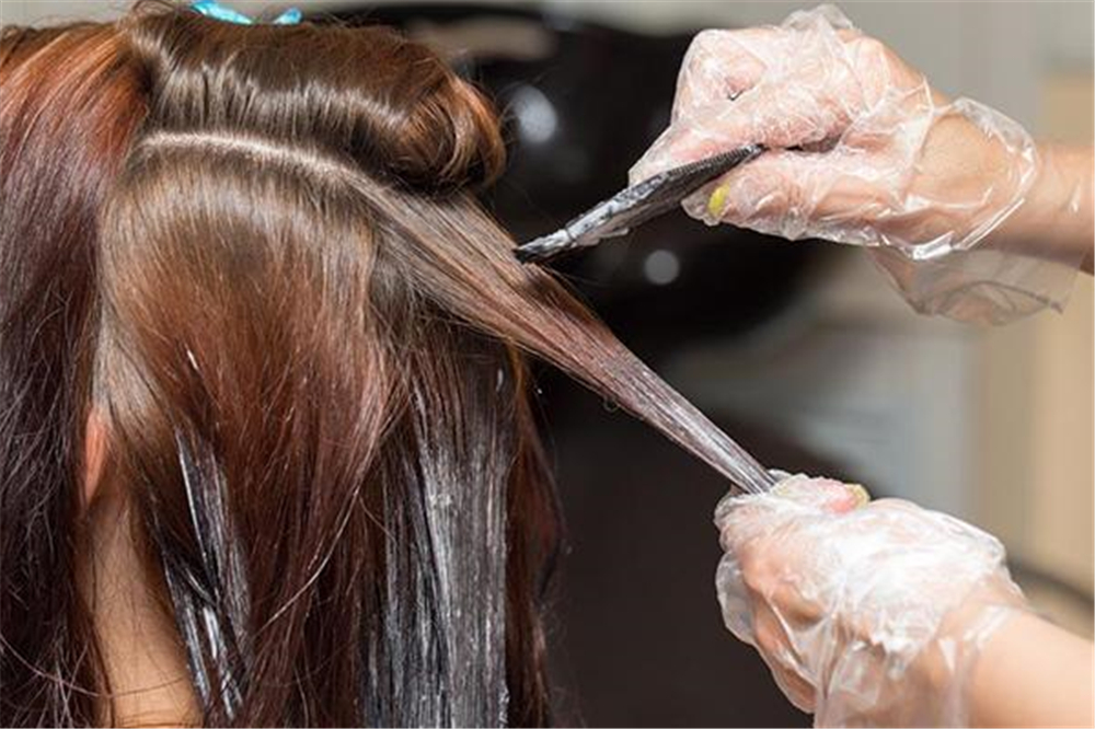 2岁宝宝睡了一觉,醒来变"懒羊羊"同款发型,这样的宝爸太坑娃