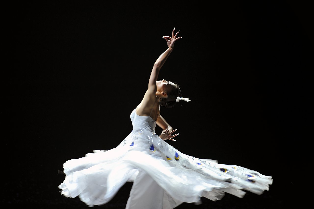 "千手观音"邰丽华:拒绝富商下嫁理工男,16年后依旧奋斗在一线