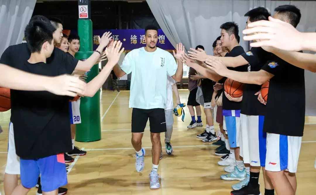 哪些nba球员来过大连(NBA球星亮相3座万达广场，继韦德后，25岁签下亿元合同)