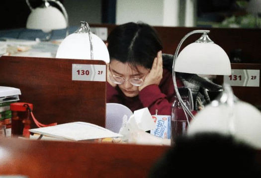 南大一博士生被学校开除学籍，父母不满大闹学校，最终被事实打脸