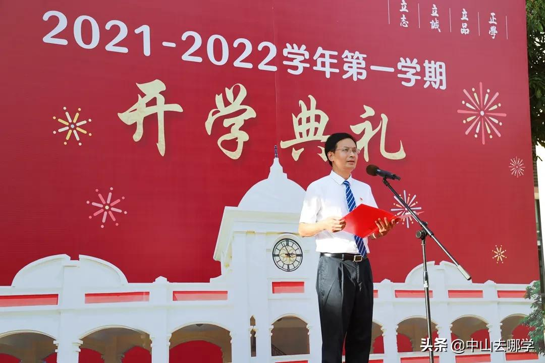 开学啦！现场多图预警：妈趴窗，爹爬墙，脸贴地！场面过于欢乐