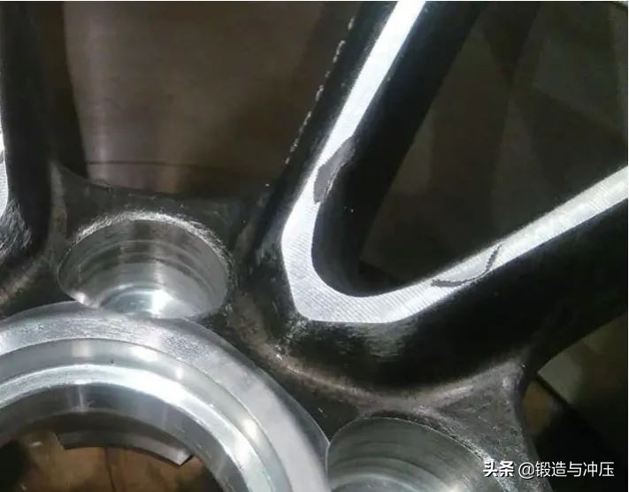 铝合金车轮锻件缺陷分析与控制