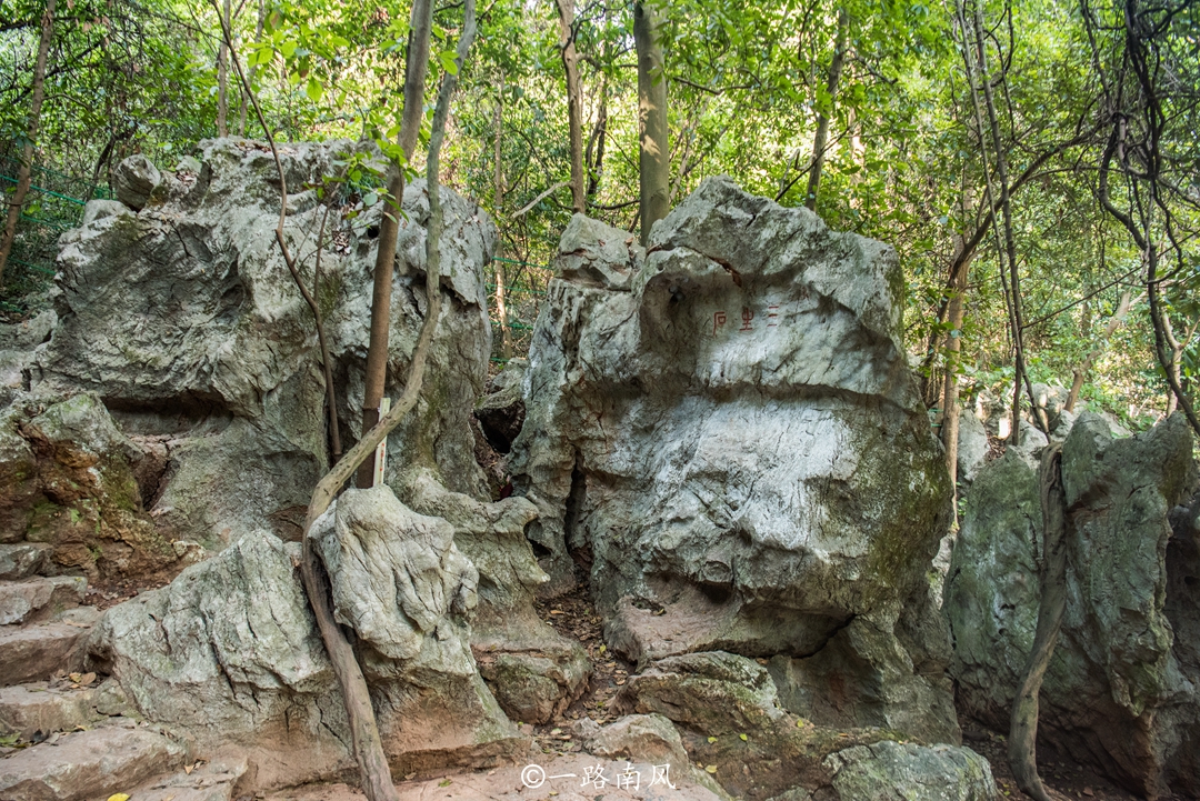 杭州西湖畔三生石,被很多人视为姻缘石,较早传说和两个男人有关
