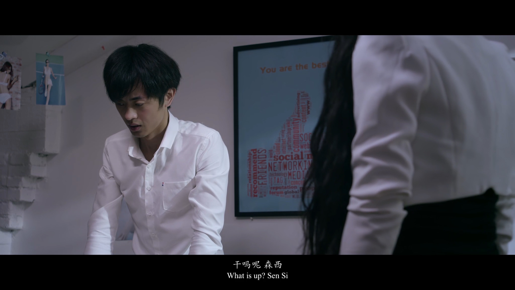 酣睡小伙白日做梦,美女老板不得不叫醒他