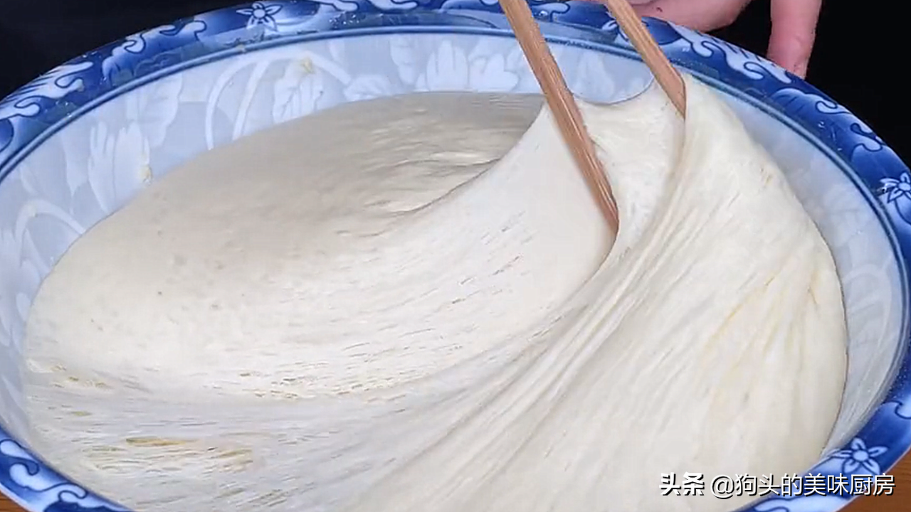 发糕这样做，不用揉面，一搅一蒸就出锅，松软香甜，比面包还好吃