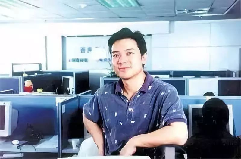 一翻就是大半天,父亲看见马东敏非常喜欢看书,于是在马东敏牙牙学语时