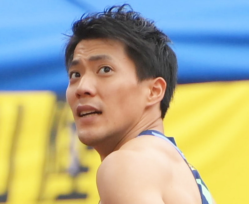 山县亮太(日本百米赛山县亮太逆风8米感觉推着墙在跑 小学生被吹成