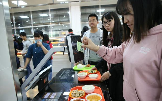 大学生每月生活费1000，真实生活曝光，不逛街、不聚餐艰难度日