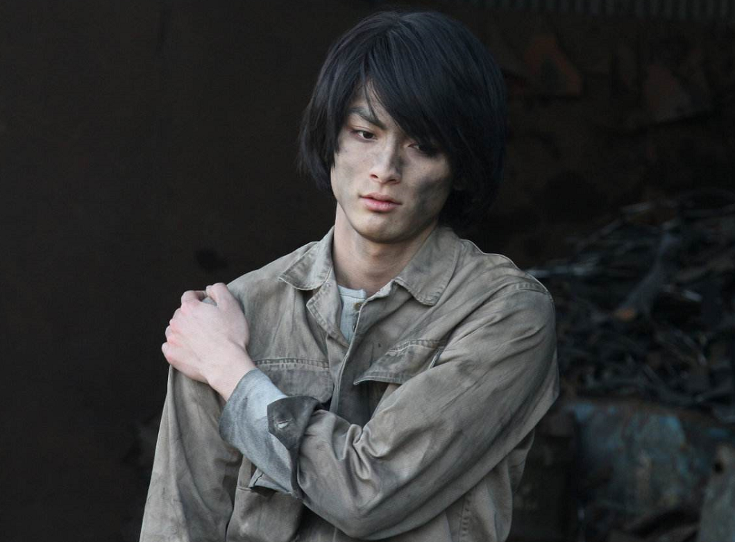 笹垣润三抱着亮司的尸体,雪穗面无表情地站在围观的人群中,笹垣润三问