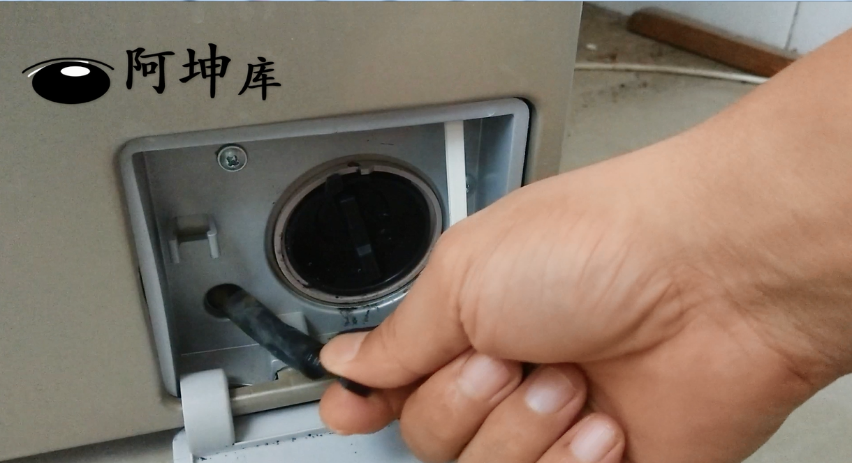 洗衣机要常清理,把"排污口"打开,脏东西才能清理干净