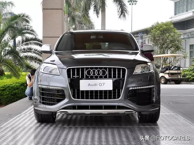 奥迪V12豪华SUV Q7震撼上市，极致性能与奢华体验完美融合