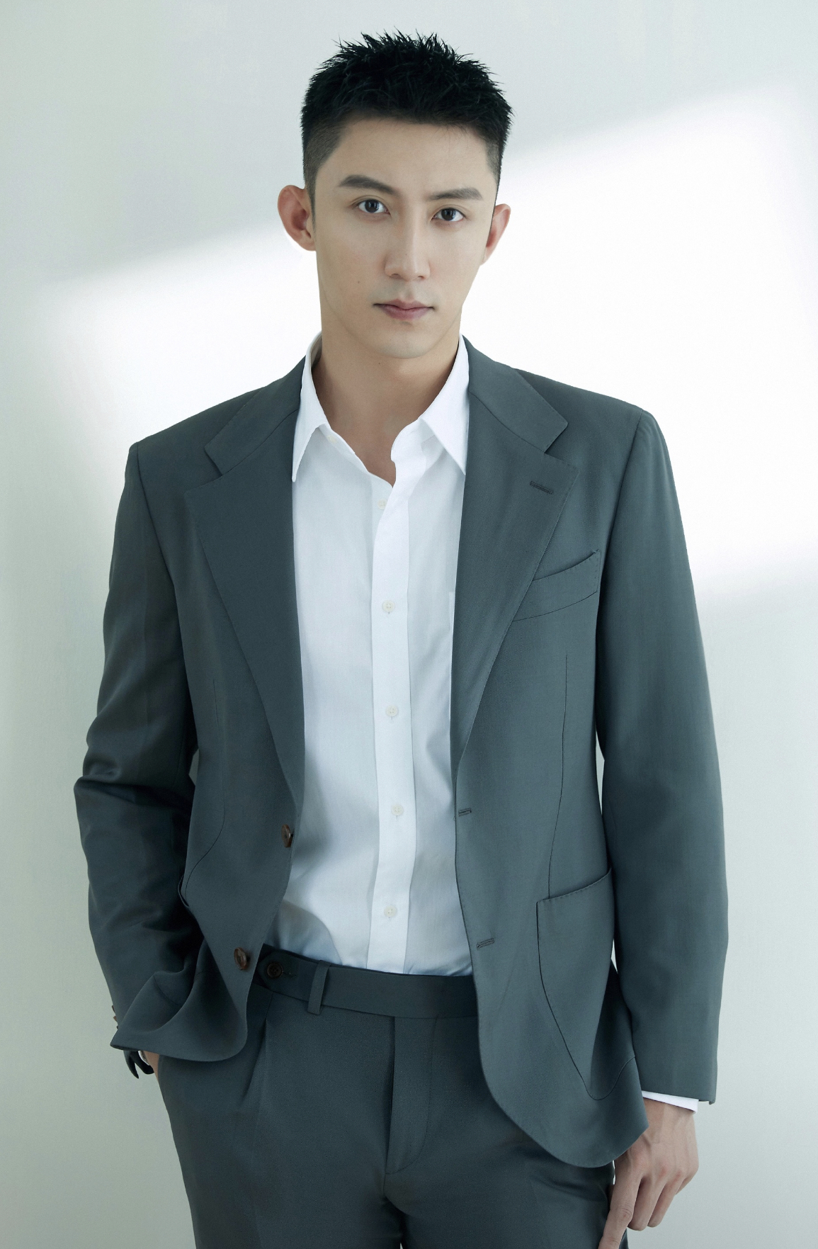 网红博主亵渎英烈获刑7个月,黄景瑜旧照再被扒,同款行为遭抵制