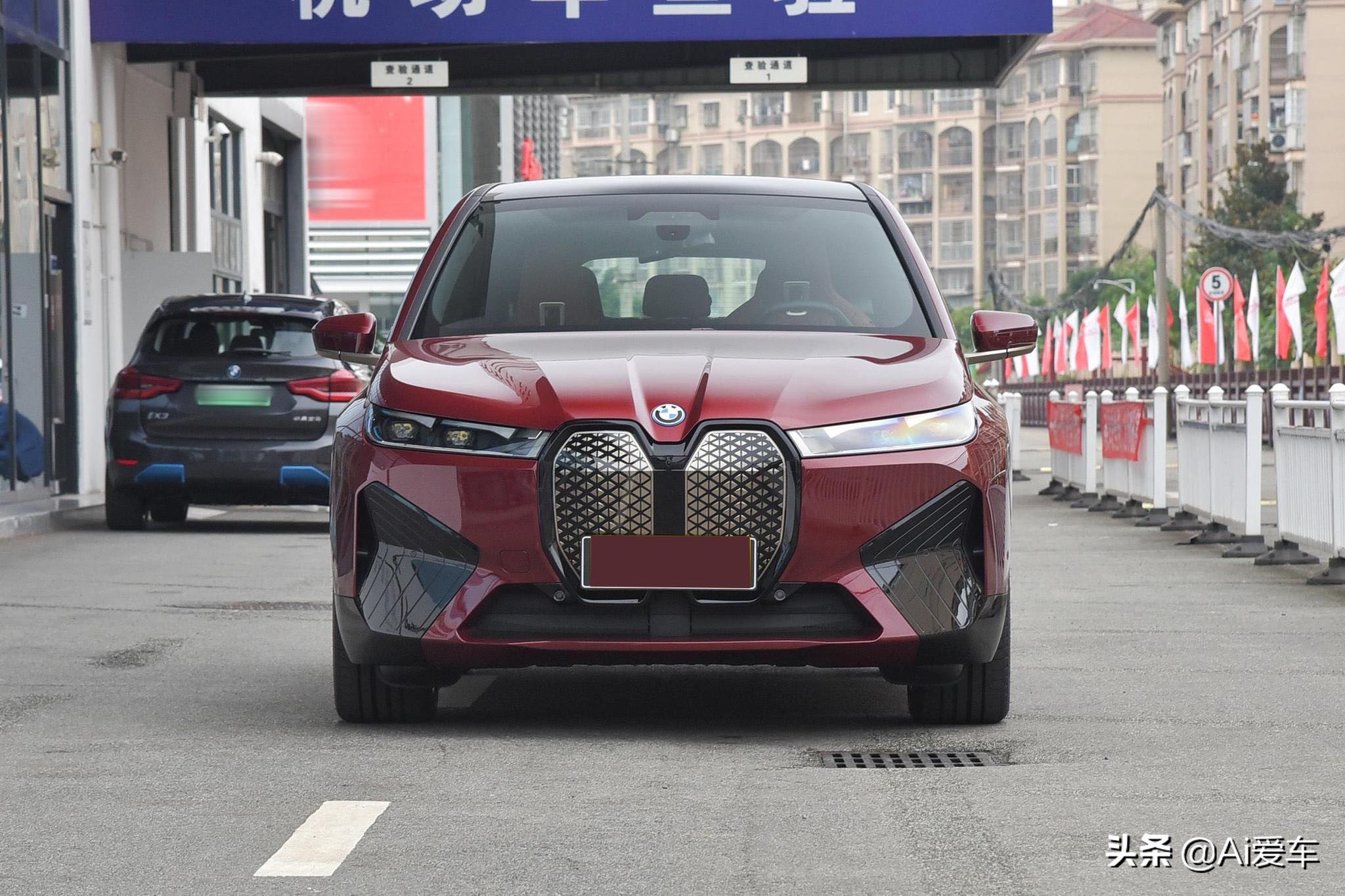 665公里长续航，进口德系豪华大尺寸性能SUV，破百4.6S，宝马iX