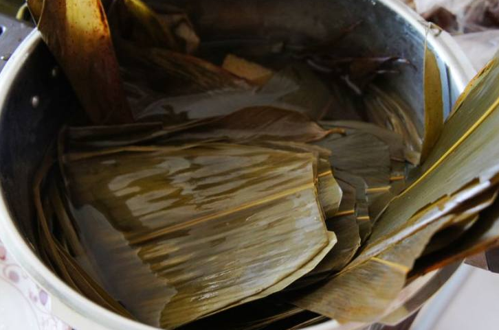 煮粽葉有講究，水里多加“2個料”，粽葉柔軟韌性好，不開裂