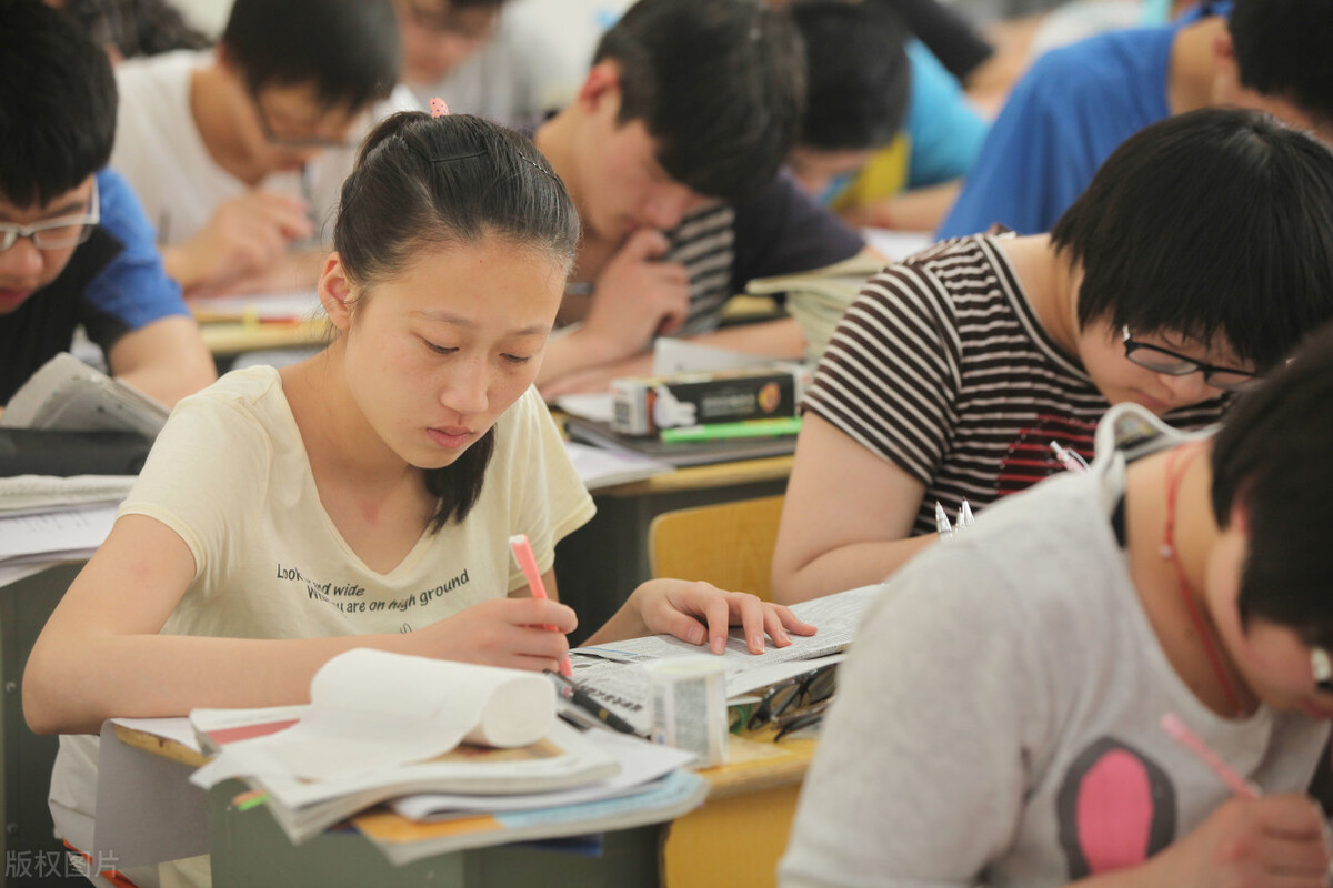 依托教材开展语言教学，提高学生短文改错能力