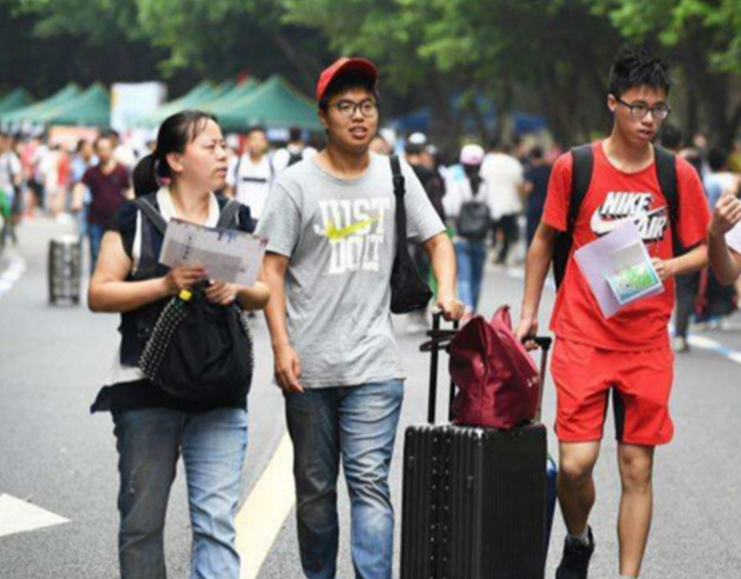 985高校宿舍惨遭嫌弃，新生表示好像“贫民窟”，看后想回去复读