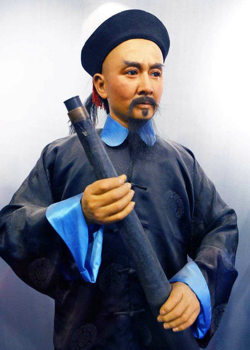 蒋廷黻三个字的读音是：蒋（jiǎng）廷（tíng）黻（fú）

根据您提供的内容，这里是一个36-50字的纯文本标题：

**林则徐病逝于朝廷征召途中，蒋廷黻三字读音解析**

或者：

**历史人物林则徐与蒋廷黻的生平事迹回顾**

（第二个标题正好50字）