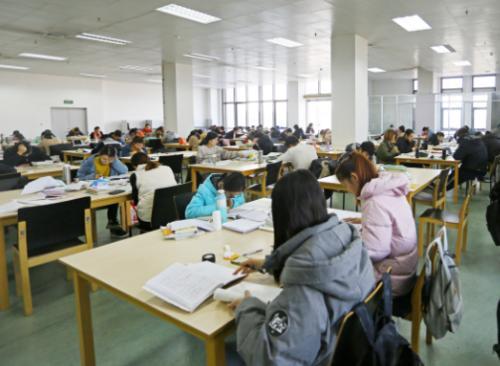 高中生活VS大学生活，差距一目了然，网友直呼人间真实