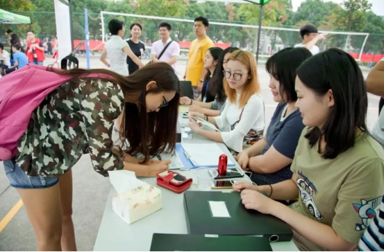 大一新生报到前，学生要及时办好“一档三证”，以免开学手忙脚乱