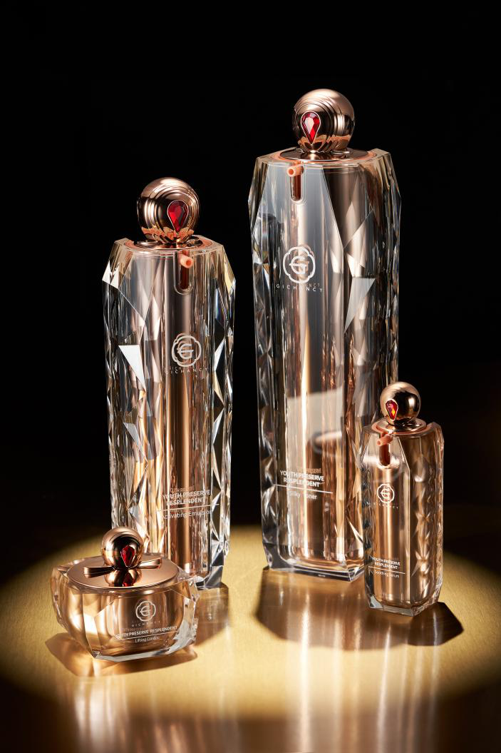 姬存希解锁肌肤凝时秘笈，肆极能量焕发年轻光彩