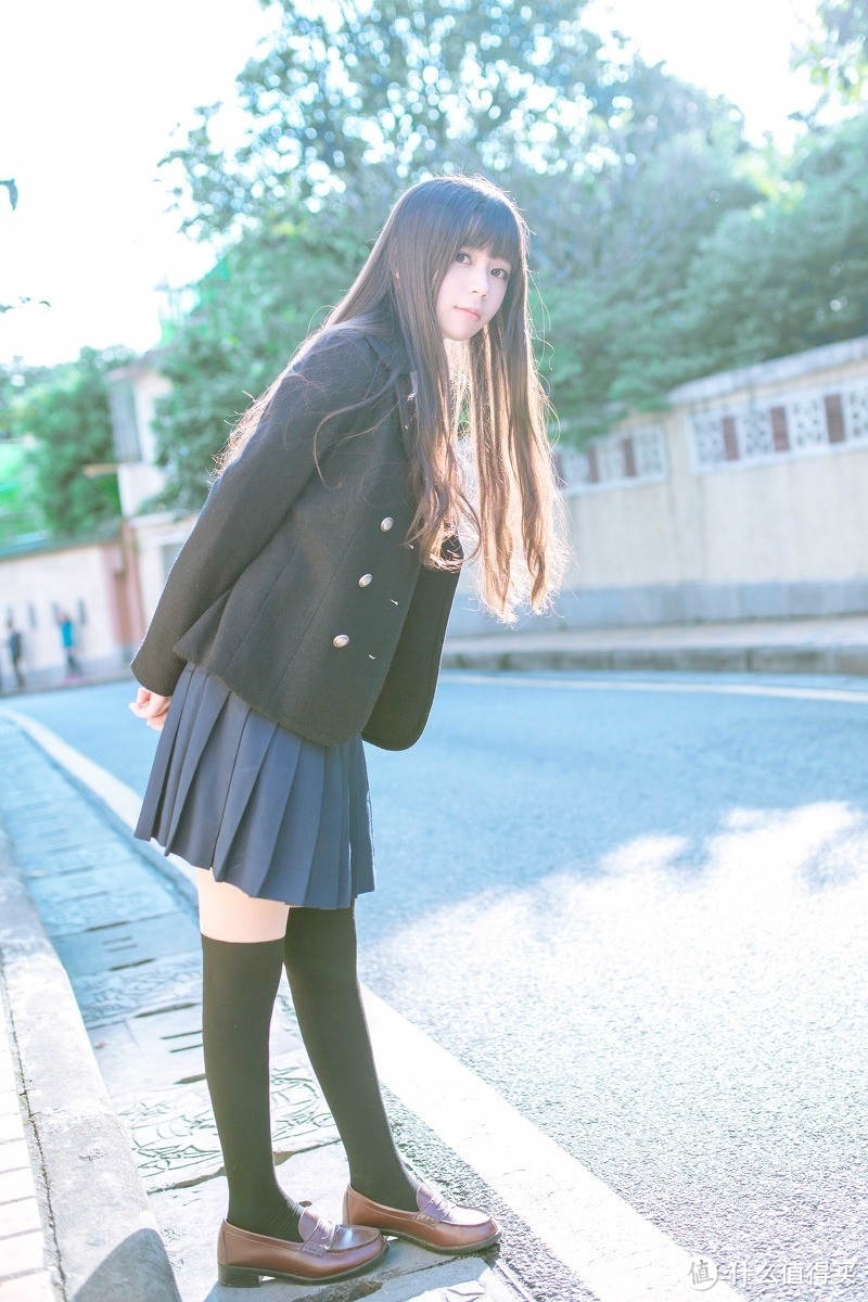 美腿很长，要忍一下？不忍了！名牌丝袜买买买，美腿秀出来