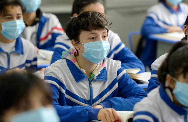 新疆考生以656分考进北大，高中就读学校公开后，引发网友关注