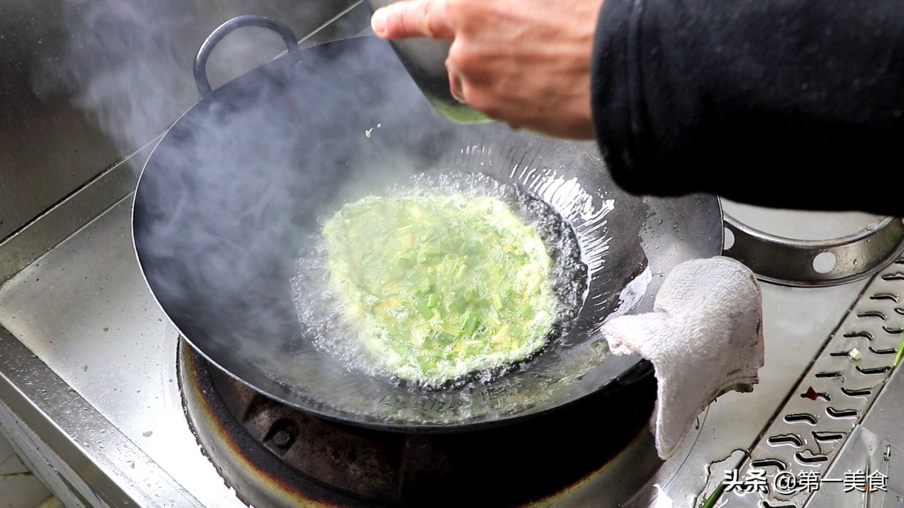 韭菜炒蛋的做法（4步做出鸡蛋滑嫩韭菜翠绿不出水）