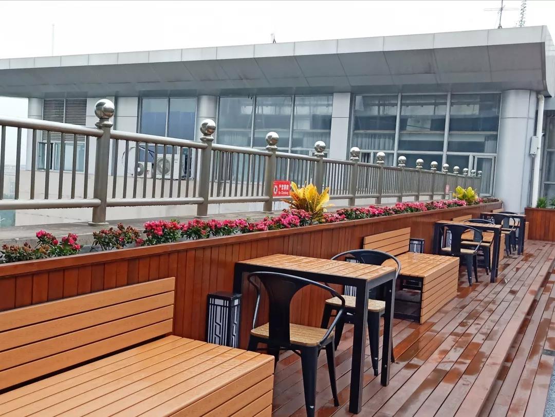 有这么好的图书馆太棒了吧！这样的图书馆给我来一打！