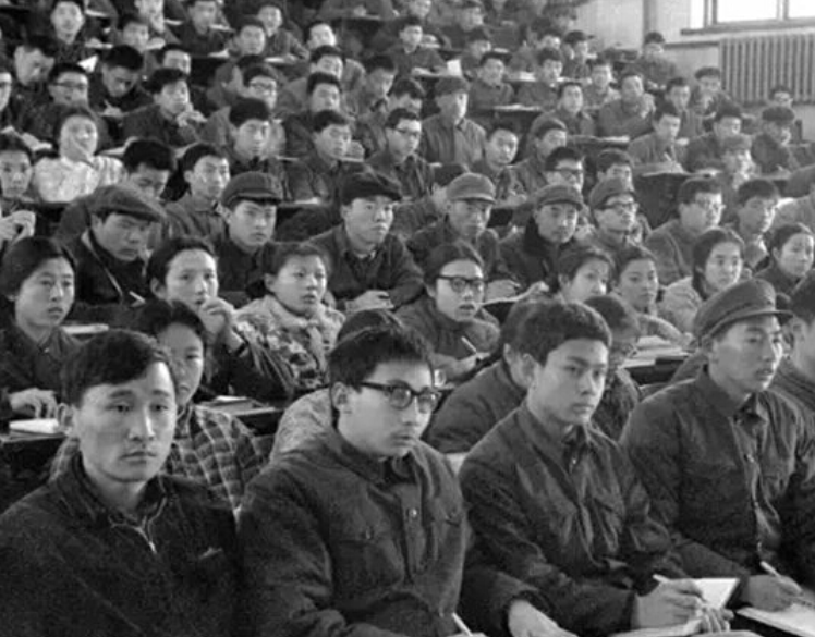 77年邓小平原计划准备一年再恢复高考，因何改变主意：不能再等了