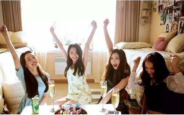 学生“凡尔赛”晒大学宿舍走红，空调独立卫浴应有尽有，惹人羡慕