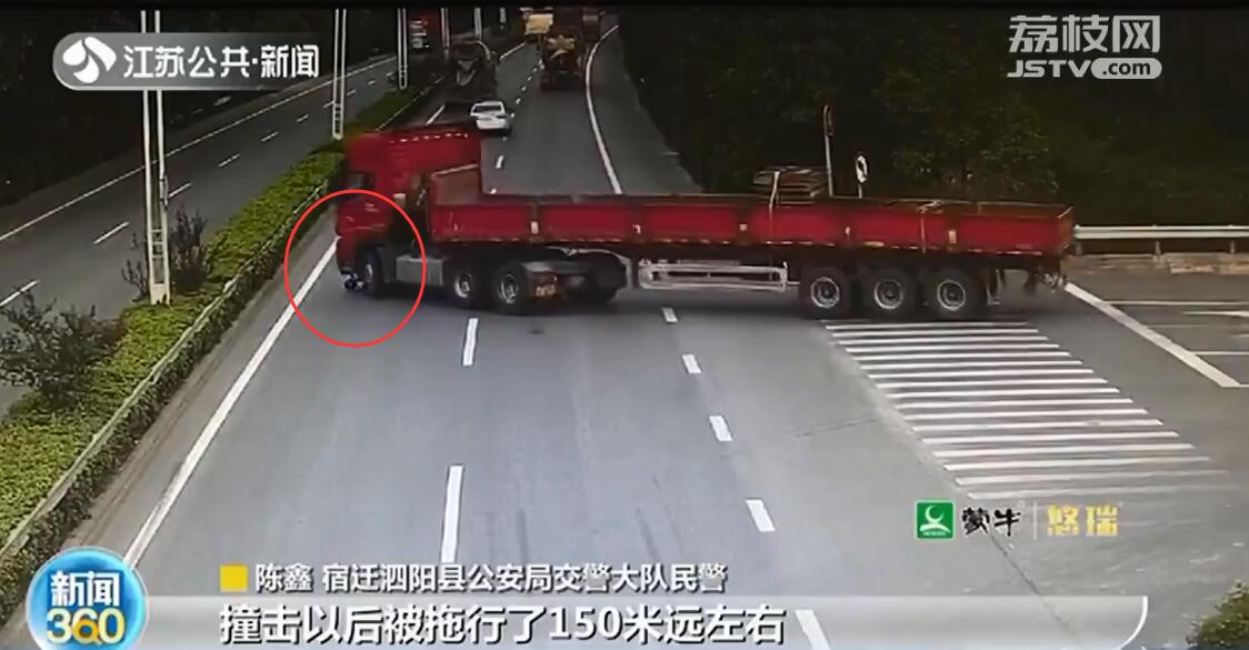 宿迁泗阳：电动车被卷入大货车 车主正确戴头盔&ldquo;死里逃生&rdquo;