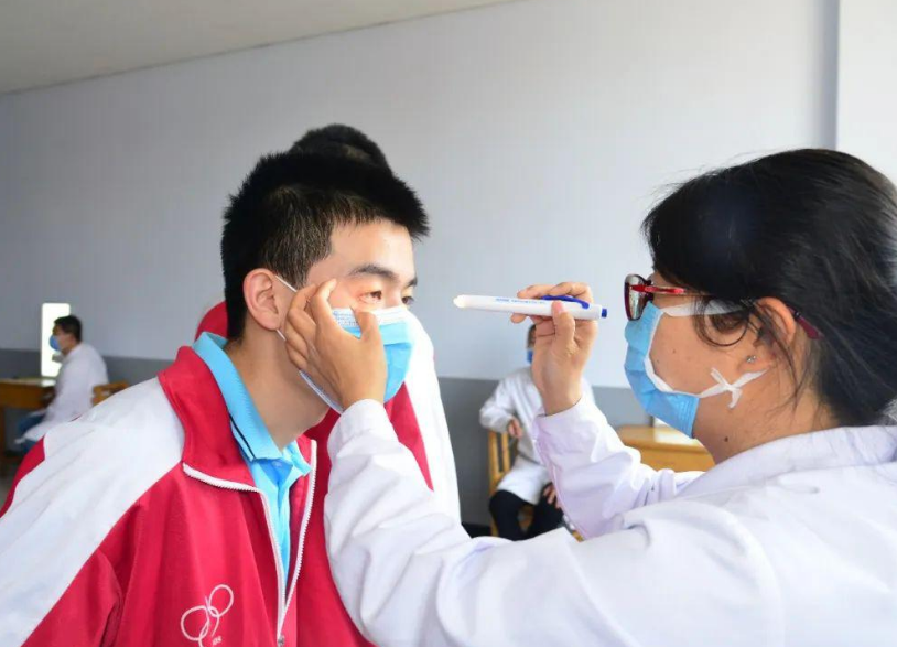 有学生主动“裸检”，有人偷戴近视镜，高考体检出现名场面