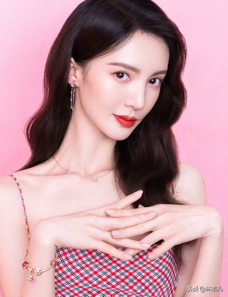 这些女明星的手比脸还好看,唐嫣堪称"手模",王鸥颜美手更撩人