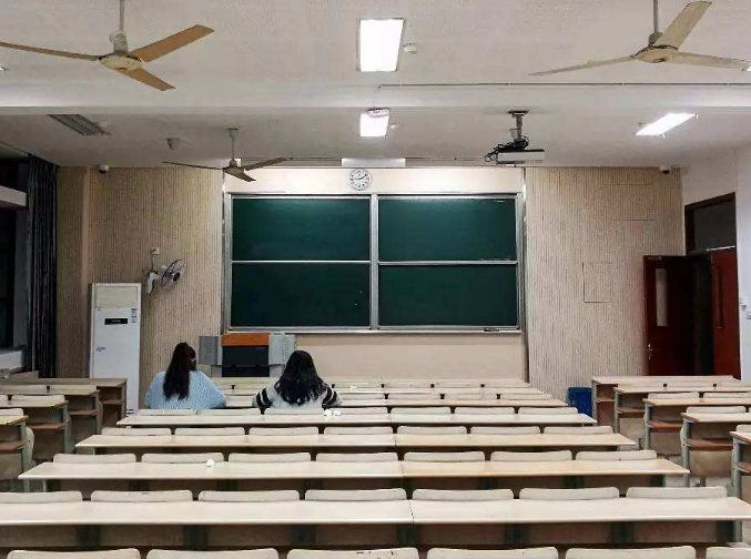 “7人间”寝室被吐槽，新老学生很委屈：人多地方小物品没地放