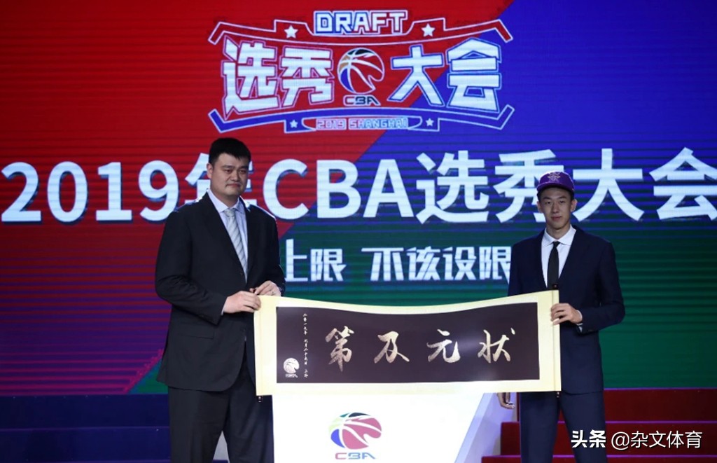 王少杰在cba哪个球队打球(王少杰在北控年薪50万！CBA首位选秀状元呢？打球1年却离开)