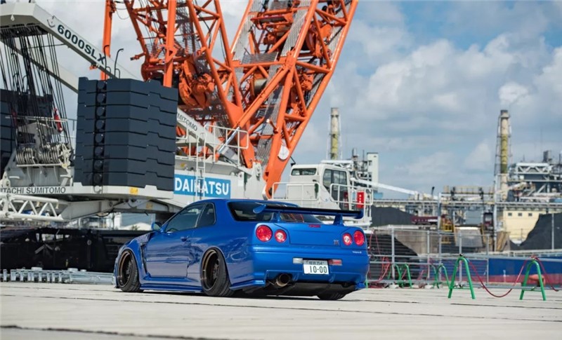 一台我们可以“仔细打量改装”的日产战神GTR R34 !