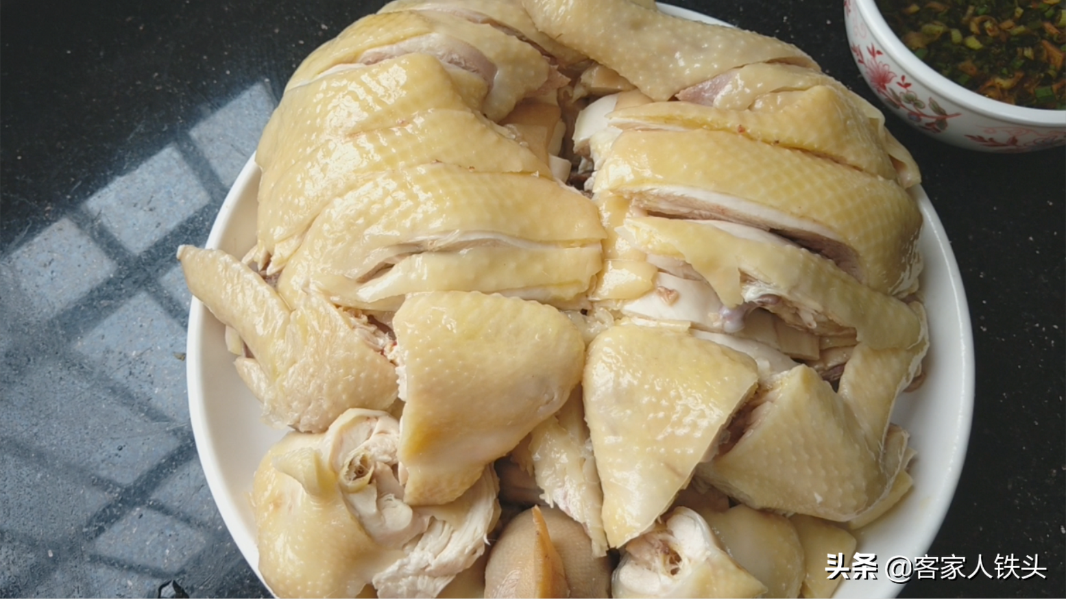 广东人爱吃的白切鸡：正宗做法，4斤鸡出锅，皮脆肉滑越吃越想吃