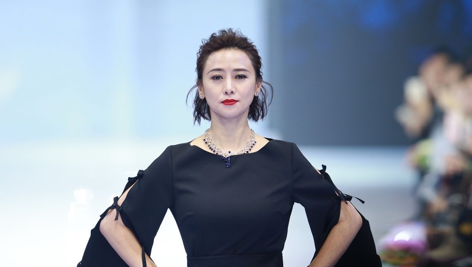 脱下的衣服难穿上！6位一脱成名的女星，无尽的争议下好多已息影