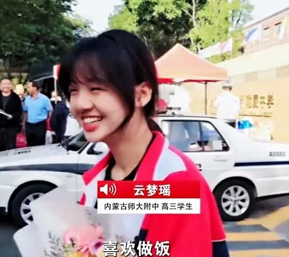 高考“最美”考生火了，长相清纯、笑容甜美，神似记者“王冰冰”