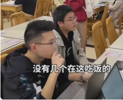 食堂秒变图书馆，“书香”赛过“饭香”，大学生都这么“卷”了？