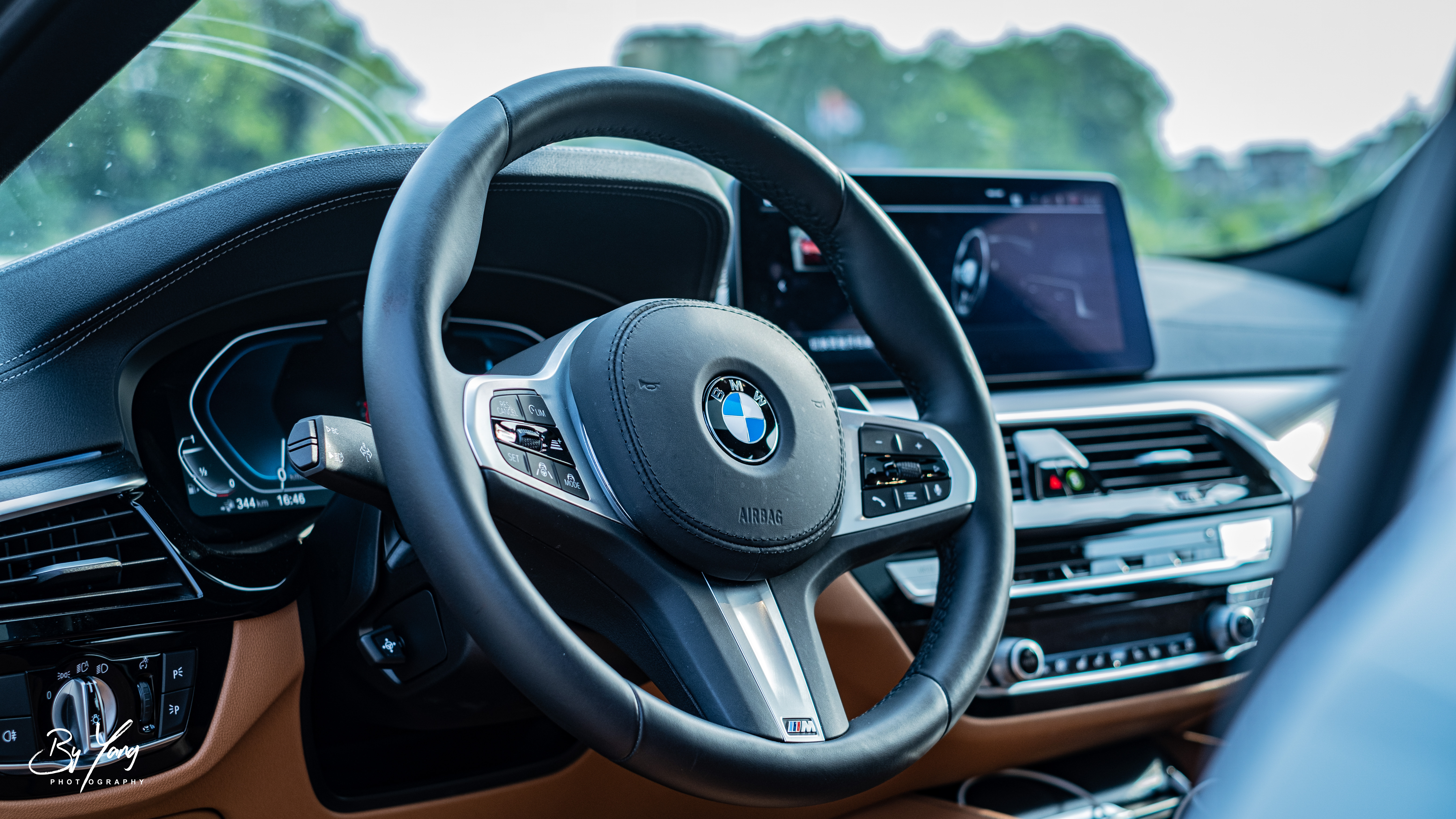 比较明显的变化是加入了m运动方向盘,同时中控屏幕由10.