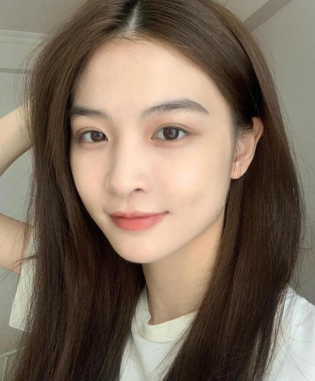 粉底別直接“上臉”涂，學會這幾個技巧，妝容服帖又自然