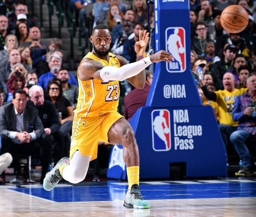 哪些nba球员有自己的球鞋(NBA仅8人拥有10代签名鞋：现役5人，库里未上榜，两人出现很意外)