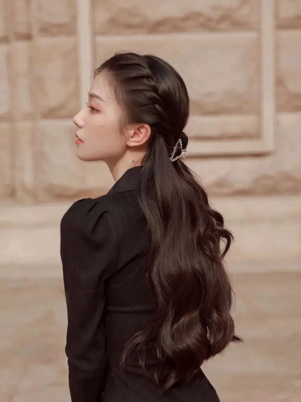 别再披头散发了!简单易打理的4款发型,减龄又好看