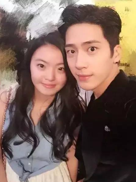 何超欣考上清华研究生，王文也晒恋爱高甜，映射出名媛们的小时代