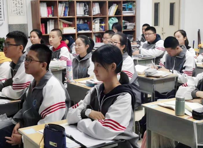 奶奶心系孙子高考成绩，梦到他考了666分，成绩出来后激动不已