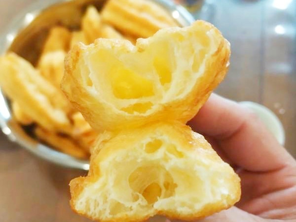 早餐店油条的商用配方，外酥里嫩，手把手教你制作，用料精确到克