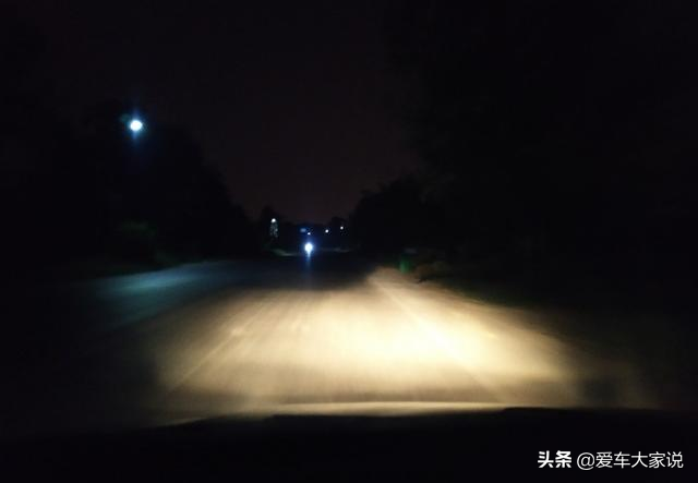 汽车大灯：带透镜就一定更亮吗？这可不一定哦