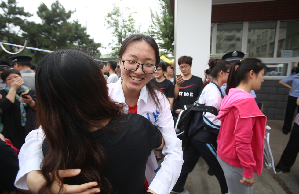 2021高考题目有多难？表情看出一切，回答让人心疼：考了个寂寞